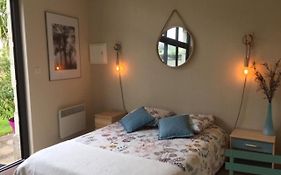 Chambre dans dépendance Maison de Ville + abri vélos